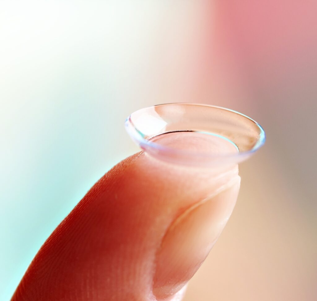 Kontaktlinse auf Fingerspitze (Beispielbild)